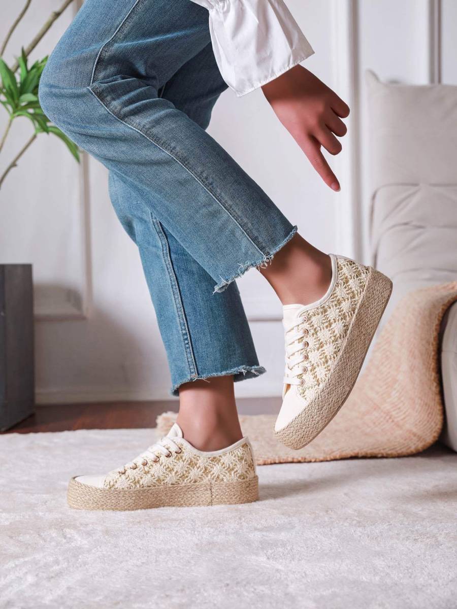 Des baskets estivales et naturelles en vente chez un grossiste spécialisé dans la mode féminine plus size, à Villefranche proche de Lyon